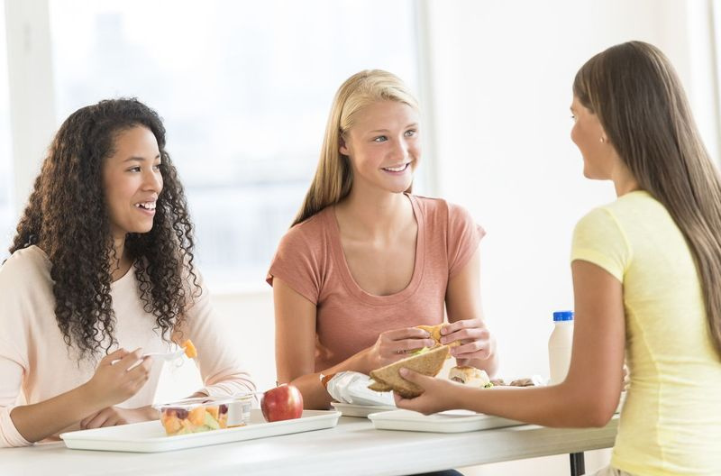 Daugelis studentų ieško sveiko maisto, kol jie nėra koledže. Mokyklos koreguoja savo kavinių ir valgyklų meniu, kad atitiktų sveikesnės mitybos įpročių augimą.
