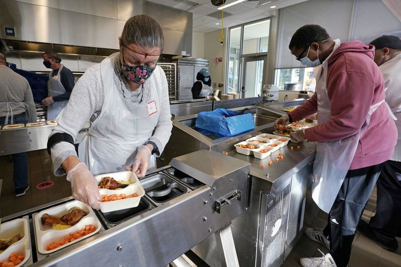 Gli assicuratori sanitari stanno aggiungendo cibo, programmi di consegna pasti per aiutare le persone a rimanere in salute