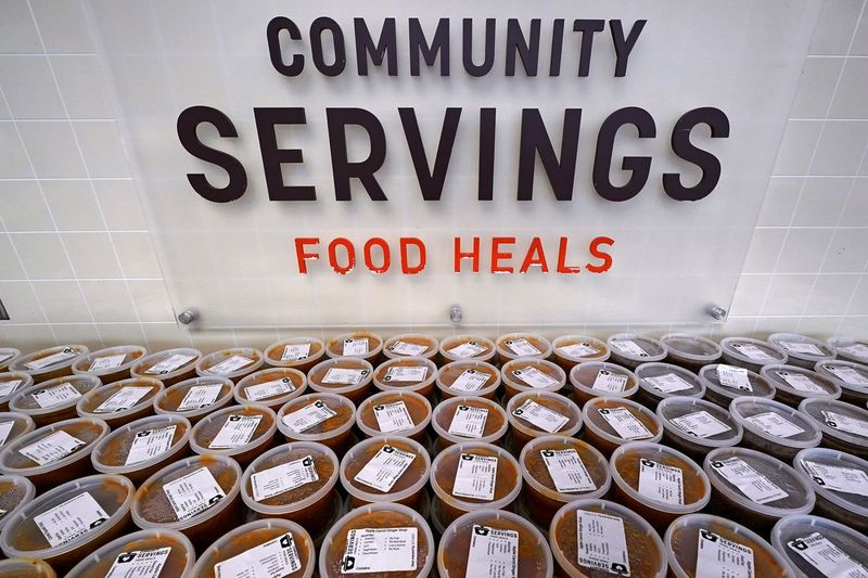 Centinaia di contenitori di zuppa vengono preparati per i clienti di Community Servings, che prepara e consegna pasti preparati su misura per il medico a persone con malattie gravi e croniche, nel quartiere di Jamaica Plain a Boston.