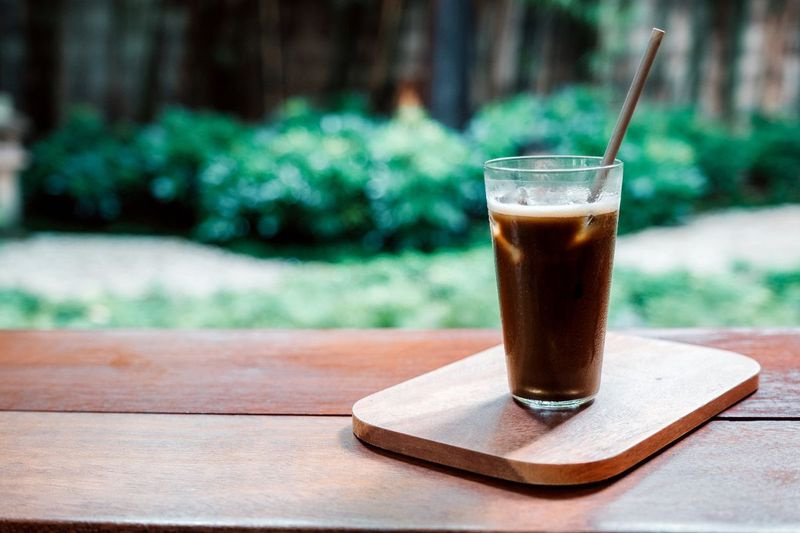 Hojicha on valmistatud röstitud rohelise tee lehtedest, vartest ja vartest, andes sellele maalähedase punakaspruuni tooni, mis muudab selle rohkem musta tee või kohvi moodi välja kui selle rohelised nõod.