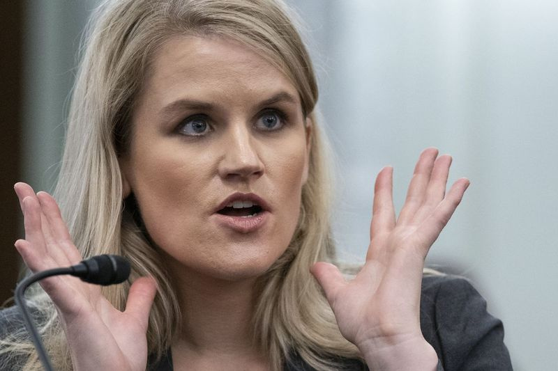 Endine Facebooki töötaja Frances Haugen kõneleb senati teisipäeval toimunud kuulamisel.