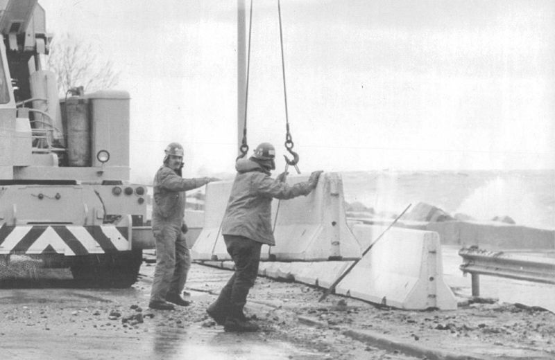 1987 m. darbininkai įrengia laikinus barjerus palei Lake Shore Drive.