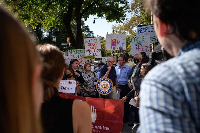 Senator Chuck Schumer, D-N.Y., menyertai penunjuk perasaan dan penyewa yang menghadapi perpindahan pada perhimpunan 15 Oktober menentang firma yang disokong ekuiti swasta Greenbrook Partners, yang dituduh menaikkan sewa secara mendadak di Brooklyn.