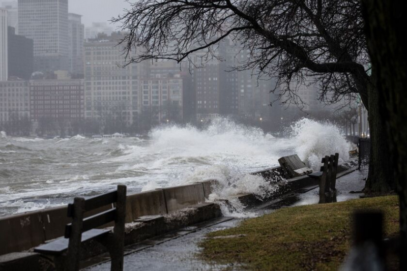   Wysokie fale uderzyły w linię brzegową jeziora Michigan w pobliżu North Avenue w 2020 roku. Szkodliwe skutki zmian klimatu stanowią zagrożenie dla Wielkich Jezior i reszty Stanów Zjednoczonych, stwierdza National Climate Assessment.
