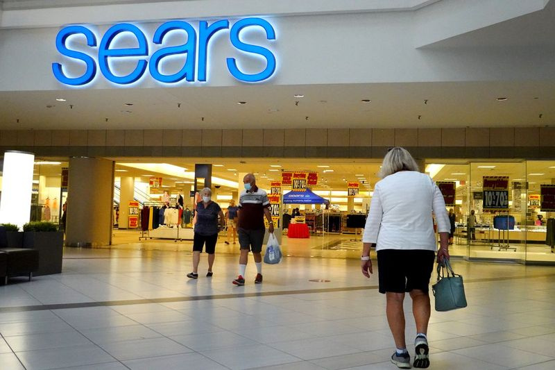 Kunder handler i Sears-butikken i Woodfield Mall i Schaumburg den 17. september 2021.