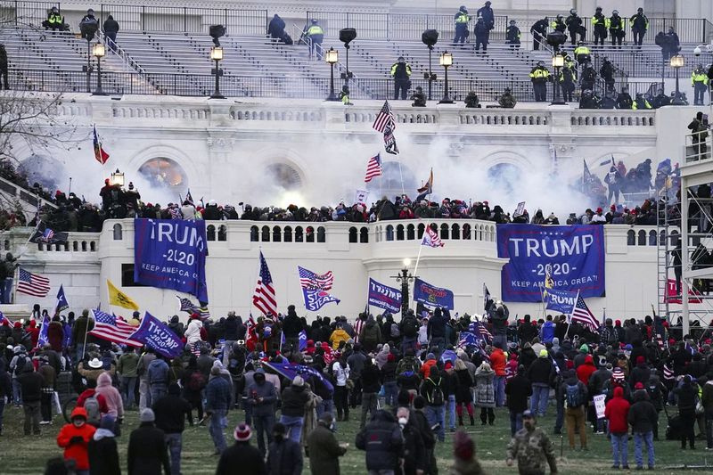 FAILAS – šioje 2021 m. sausio 6 d. failo nuotraukoje smurtiniai protestuotojai, ištikimi prezidentui Donaldui Trumpui, šturmavo Vašingtono Kapitoliijų. (AP nuotrauka / Johnas Minchillo) ORG XMIT: WX102