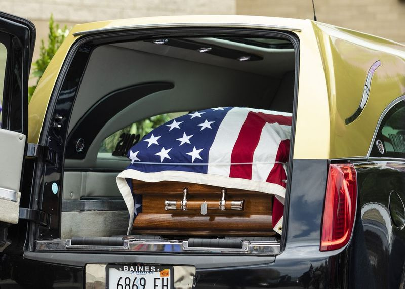 Trumna US Army Spc. Michael Nance, żołnierz z South Side, który zginął w Afganistanie, po pogrzebie w Trinity United Church of Christ, w sierpniu 2019 r.