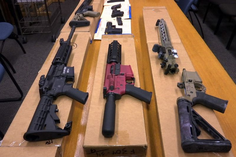 Spökvapen visas vid San Francisco Police Departments högkvarter 2019.