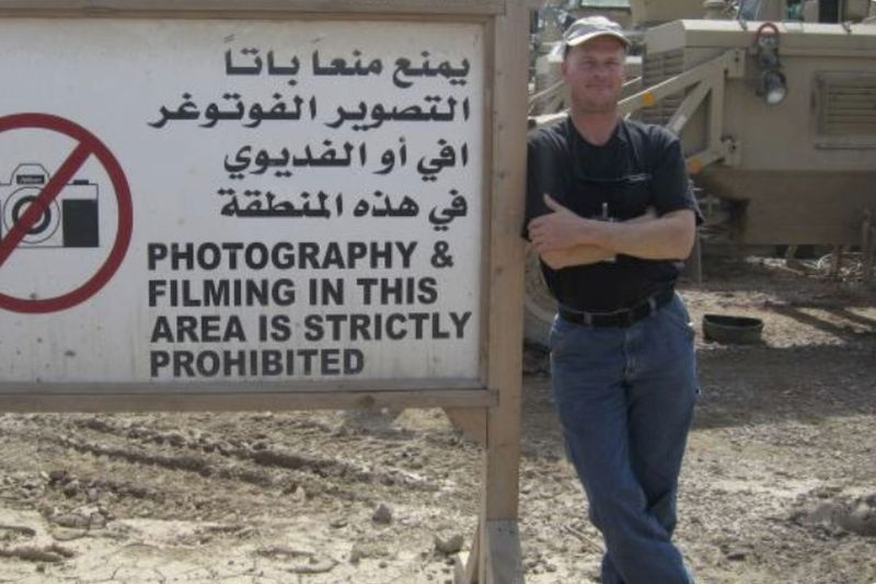 Mark Frerichs, un contratista de los suburbios occidentales de Lombard, posa en Irak en esta foto sin fecha.