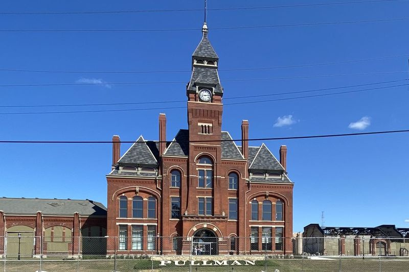Bekas Kilang Kereta Pullman Palace di 111th Street & Cottage Grove Avenue, yang pernah menjadi tapak perjuangan buruh abad ke-19, membuka semula hujung minggu Hari Buruh sebagai pusat pelawat Perkhidmatan Taman Negara A.S.