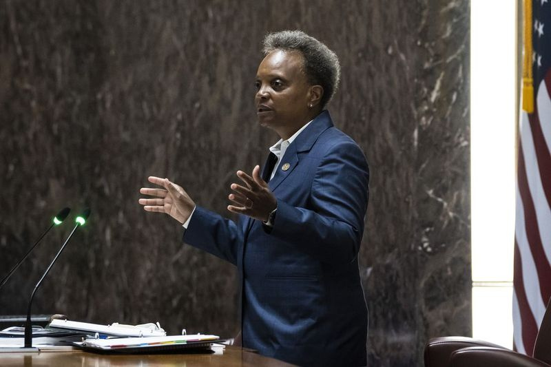 Il sindaco Lori Lightfoot presenta lunedì la proposta di bilancio della città per il 2022 durante una riunione del consiglio comunale di Chicago al municipio.
