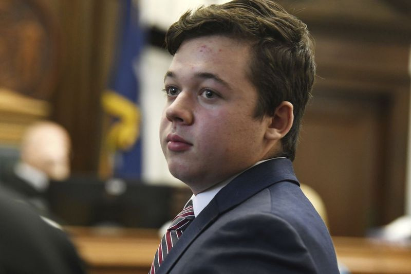 Na tej fotografiji iz datoteke 5. oktobra 2021 se Kyle Rittenhouse pojavi na zaslišanju predloga v Kenoshi, Wis.