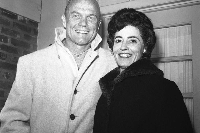 John a Annie Glennovi pred ich domovom v Arlingtone vo Virgínii v roku 1962.