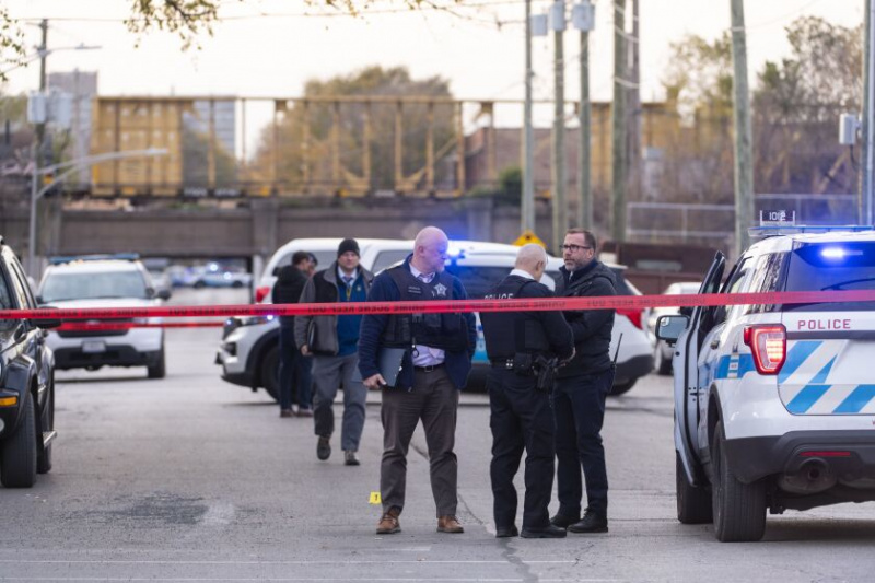   Chicago politsei tegeleb sündmuskohaga, kus 14. novembril Pilsenis West 21st Streeti kvartalis 2300 tulistati meest ja naist ning tapeti sõidukis reisides.