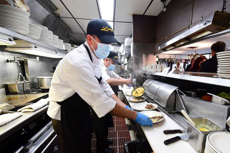 Un employé de restaurant à Los Angeles, en Californie.