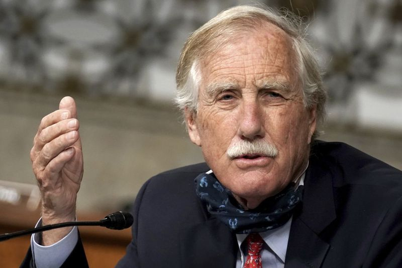Alt, hvad vi siger, er, at store, profitable virksomheder, der rapporterer disse overskud til deres aktionærer, skal betale et minimumsbeløb, sagde senator Angus King of Maine mandag. Jeg ser det som simpel skatteretfærdighed.