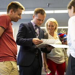 38 metų Aleksas Christmas, gimęs Turkmėnistane, antradienį, liepos 2 d., Dirkseno federaliniame teismo rūmuose, prisijungia prie šeimos narių, kad peržiūrėtų natūralizacijos pažymėjimą po to, kai davė ištikimybės priesaiką. 2019 m.