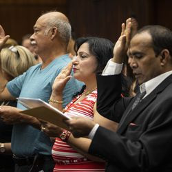 2019 m. liepos 2 d., antradienį, Dirkseno federaliniame teismo rūmuose, JAV apygardos teisėjas Edmondas Changas iš Ilinojaus šiaurinės apygardos surengė natūralizacijos ceremoniją, kurioje 99 žmonės iš 33 šalių prisiekė ir baigia tapti JAV piliečiais.