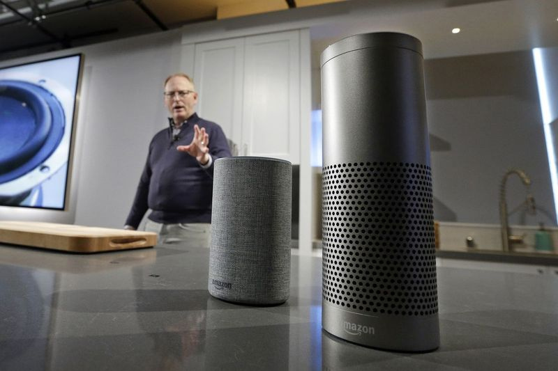 David Limp, naib presiden kanan Peranti dan Perkhidmatan di Amazon, memaparkan Echo, kiri, dan Echo Plus semasa acara mengumumkan beberapa produk Amazon baharu oleh syarikat itu pada 2017 di Seattle. Amazon memautkan peranti Echo yang lebih baharu ke rangkaian jaringan yang dipanggil Sidewalk.