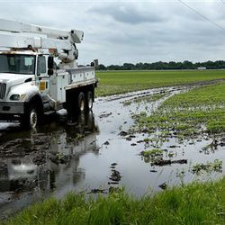 Nákladné auto stojí na sójovom poli obklopenom vodou neďaleko Downstate Lincoln v roku 2015. Nedávne silné dažde zanechali na poliach Central Illinois stojaté vody.