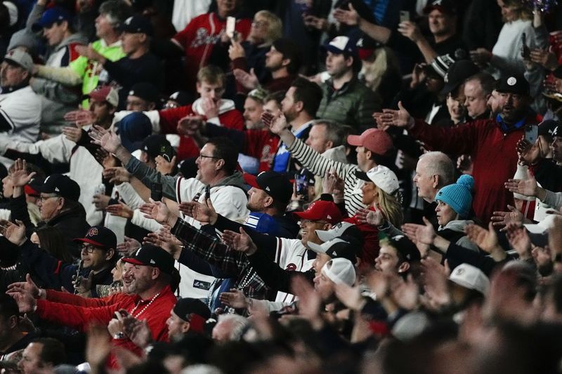 Fanoušci Atlanta Braves předvádějí v sobotu 30. října 2021 v Atlantě před čtvrtým zápasem baseballové Světové série mezi Houston Astros a Atlanta Braves tomahawk.