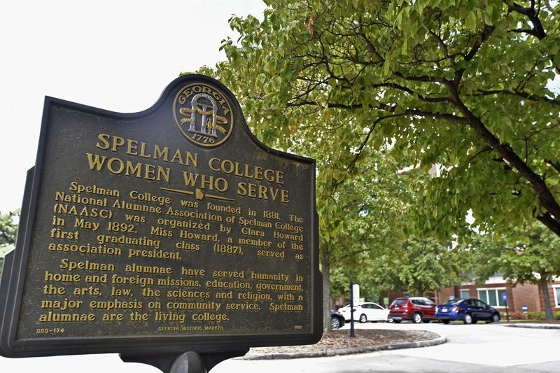 Se muestra un letrero en Spelman College el 26 de septiembre de 2018, Atlanta.