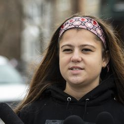 Ела Вонг, 17, јуниорка средње школе Линколн Парк, разговара са новинарима испред зграде, у четвртак ујутро, 6. фебруара 2020.