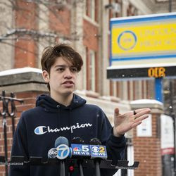 Јовани Муњоз, 17, разговара са новинарима испред средње школе Линколн Парк, у четвртак ујутро, 6. фебруара 2020.