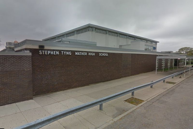 Mather High School, 5835 N. Lincoln Ave., hlasovali 11. augusta 2020 za odvolanie svojich školských úradníkov.