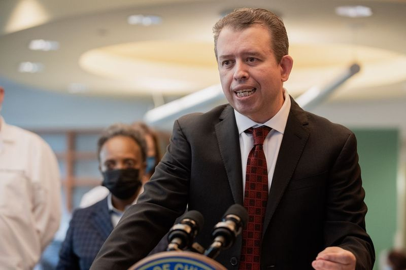 Ketua Pegawai Eksekutif Sekolah Awam Chicago Pedro Martinez bercakap semasa sidang akhbar mengenai vaksinasi COVID-19 untuk kanak-kanak berumur lima hingga 11 tahun di Hospital Kanak-kanak Comer di kawasan kejiranan Hyde Park, pagi Jumaat, 5 Nov. 2021.