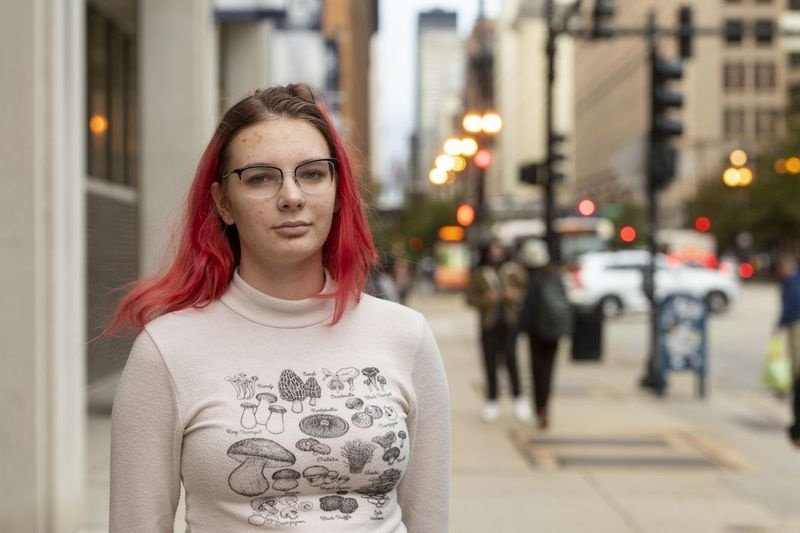 Η Mila Mussatt, 17, τελειόφοιτη στο Jones College Prep στέκεται μπροστά από το σχολείο της, Πέμπτη, 21 Οκτωβρίου 2021.