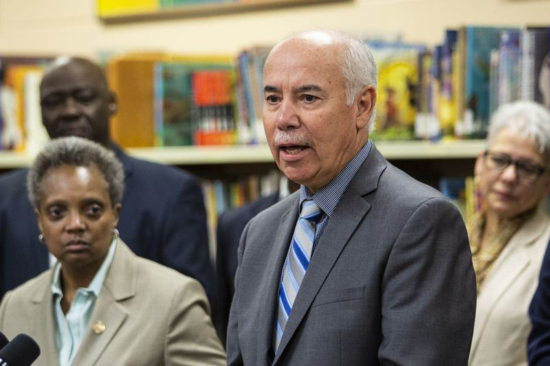 Der Präsident des Chicago Board of Education, Miguel del Valle, spricht mit Bürgermeisterin Lori Lightfoot auf einer Pressekonferenz am 3. Juni 2019. | Ashlee Rezin/Sun-Times