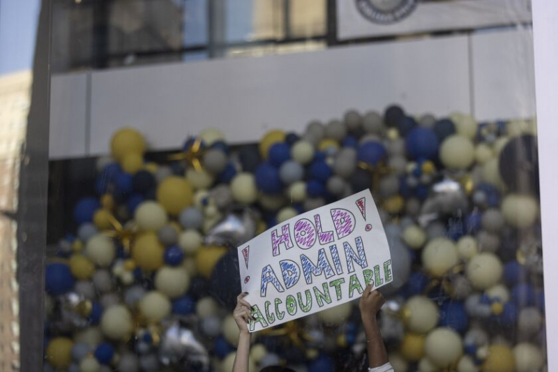   Elevii țin pancarte în timpul unui sit-in de luni care protestează față de manipularea costumului și comportamentului de Halloween al unui coleg de clasă – pe care mulți l-au considerat jignitor – împreună cu alte incidente controversate de la Jones College Prep în South Loop.
