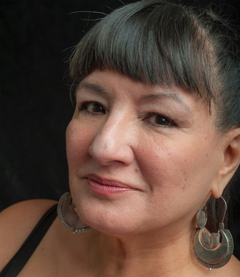 Sandra Cisneros kasvas üles Chicagos ja tema raamatut The House on Mango Street on müüdud üle kuue miljoni eksemplari.