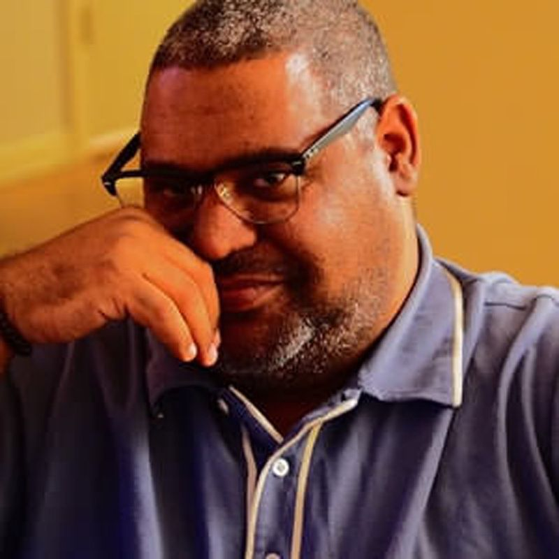 Nigeeriast pärit romaanikirjanik ja luuletaja Chris Abani õpetab Northwesterni ülikoolis.