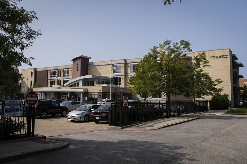 Neposkvrněné početí – St. Joseph School na 363 W. Hill St. na Near North Side, úterý ráno, 15. září 2020.