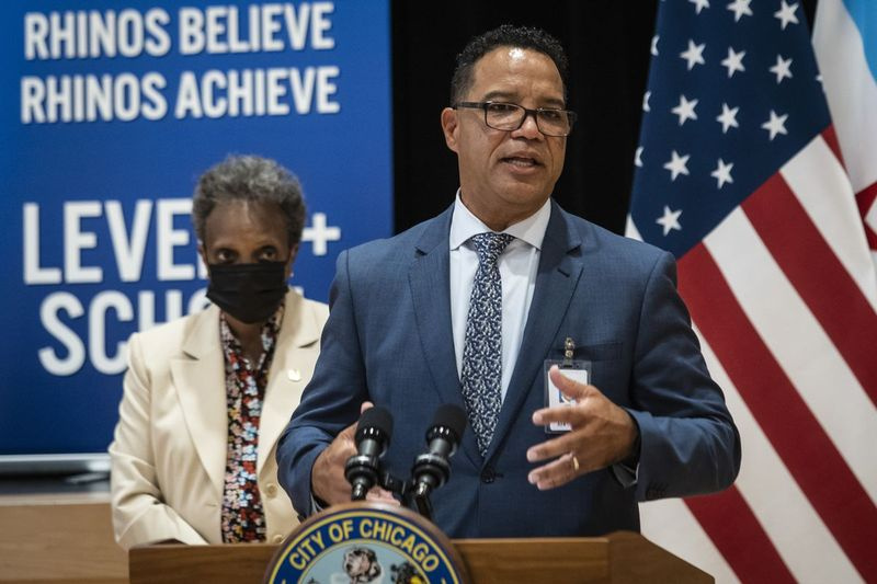 Linnapea Lori Lightfoot kuulab, kuidas endine Elgini koolide superintendent José Torres räägib ajakirjanikega pärast seda, kui Lightfoot nimetas ta Chicago Public Schoolsi ajutiseks tegevjuhiks pressikonverentsil Richardsoni keskkoolis Southwest Side