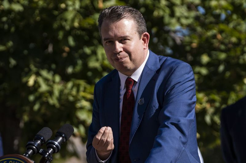 Педро Мартинез разговара испред средње школе Бенито Хуарез у среду.