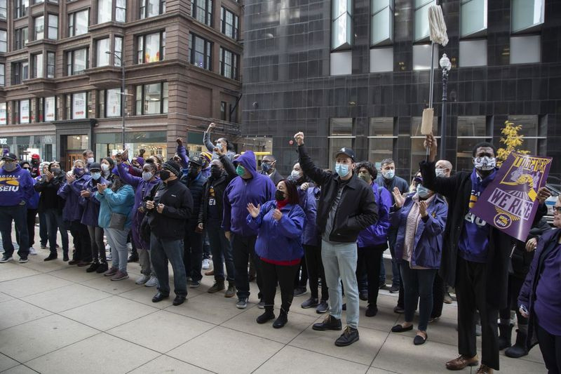 SEIU Local 1 globėjai protestuoja prie Čikagos viešųjų mokyklų būstinės, reikalaudami atsakyti už Aramarką ir CPS po to, kai nepavyko išlaikyti mokyklų švarios ir saugios.