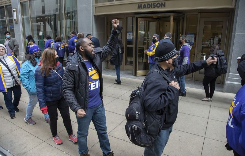 SEIU Local 1 globėjai protestuoja prie Čikagos viešųjų mokyklų būstinės, reikalaudami atsakyti už Aramarką ir CPS po to, kai nepavyko išlaikyti mokyklų švarios ir saugios.