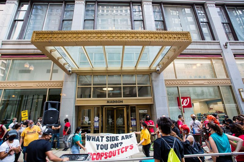 La protesta degli studenti Strike Back Coalition per tenere gli agenti di polizia fuori dalle scuole, al di fuori della riunione del CPS Board of Education in loop mercoledì 26 agosto 2020.