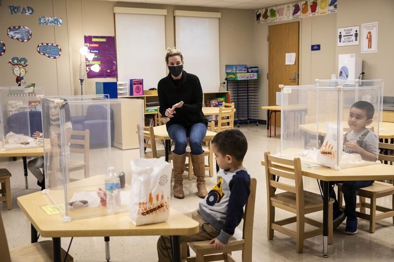 En million Illinois-studerendes familier er indstillet til at blive sendt hundredvis af dollars i madfordele i denne måned.
