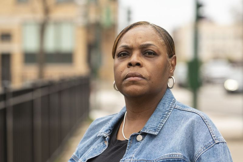 Faye Jenkins, trabajadora de la cafetería de CPS en Franklin, se encuentra frente a su edificio de apartamentos en abril.