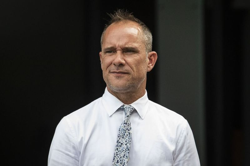 El ex director de las Escuelas Públicas de Chicago, Kurt Jones, frente al Palacio de Justicia Penal de Leighton durante su juicio en la banca el 20 de julio.