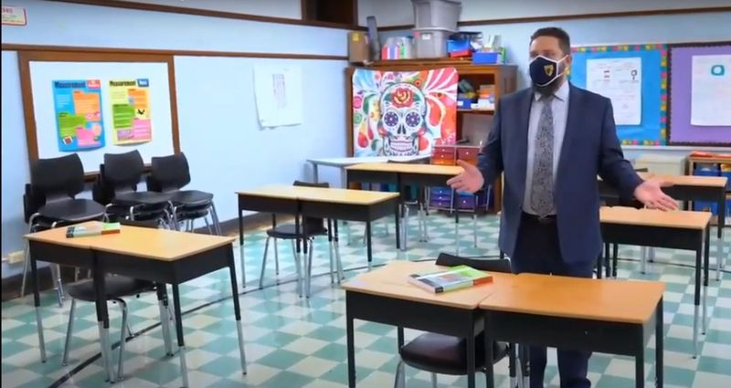 Erik Olson, director la Hamline Elementary, parcurge protocoalele de siguranță la școala sa într-un videoclip prezentat la reuniunea Consiliului de Educație din Chicago.