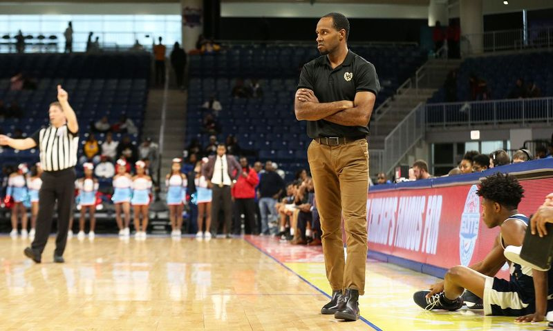 Lincoln Parks chefbaskettræner Pat Gordon er blevet suspenderet.