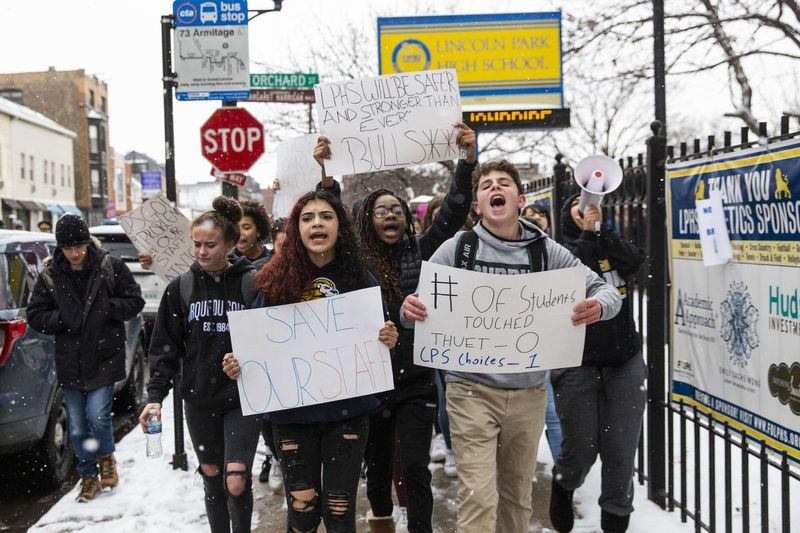 Lincoln Park High School-elever iscenesætter en protestvandring og marcherer rundt i bygningen og kvarteret over afskedigelsen af ​​skoleadministratorer og suspenderingen af ​​universitetets drengebasketballsæson torsdag morgen den 6. februar 2020.