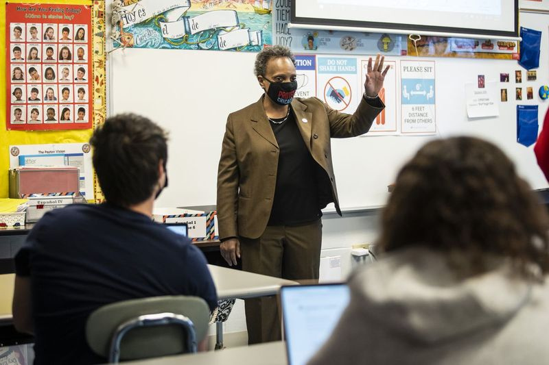 La alcaldesa Lori Lightfoot visita un salón de clases en la escuela secundaria preparatoria Walter Payton College en el lado norte, el lunes por la tarde, 19 de abril de 2021.