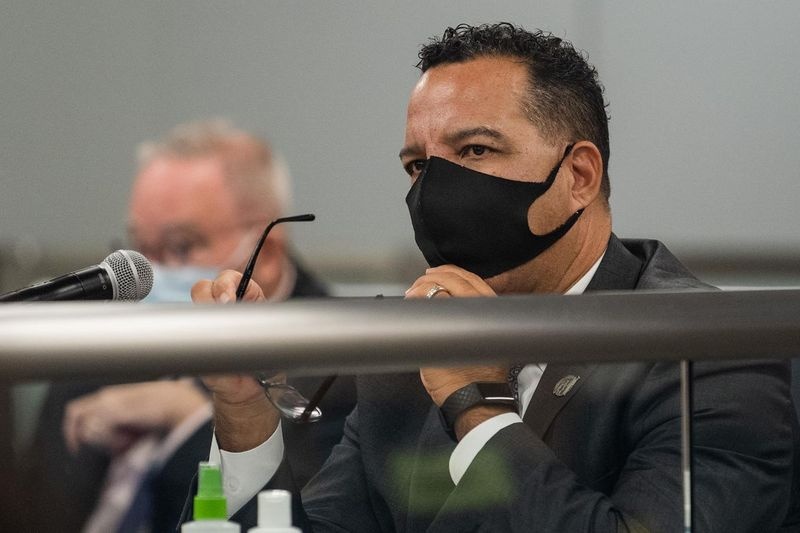 El director ejecutivo interino de las Escuelas Públicas de Chicago, José Torres, escucha durante la primera reunión en persona de la Junta de Educación de Chicago desde que comenzó la pandemia de COVID-19 en la sede de las Escuelas Públicas de Chicago en The Loop, el miércoles 28 de julio de 2021 por la mañana.