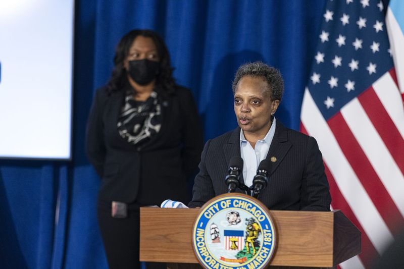 La alcaldesa Lori Lightfoot habla sobre la renuncia de la directora ejecutiva de CPS, Janice Jackson, y el futuro de CPS durante una conferencia de prensa en City Hall in the Loop, el lunes 3 de mayo de 2021.